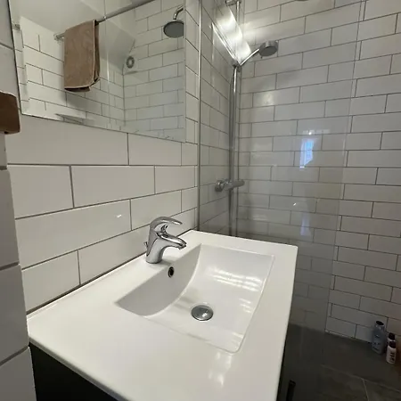 Reykjavik Urban Escape 2-Bedroom Haven With Private Entrance Exterior photo