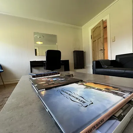 Reykjavik Urban Escape 2-Bedroom Haven With Private Entrance Exterior photo