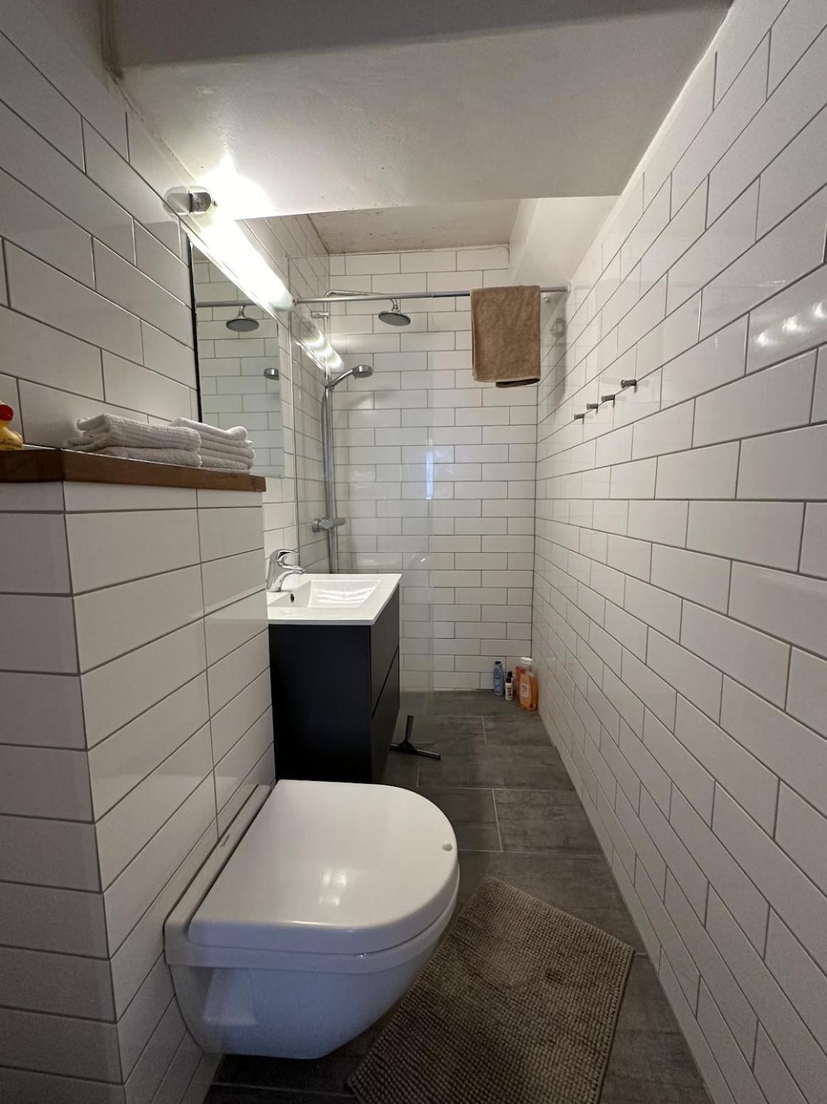 Lejlighed Urban Escape 2-bedroom Haven With Private Entrance