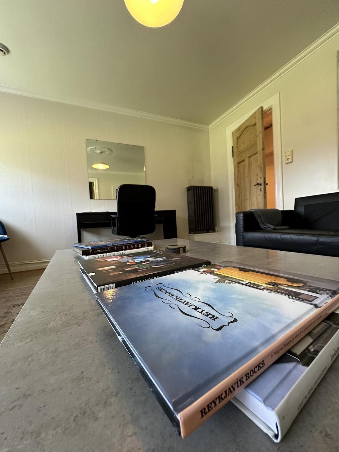 Lejlighed Urban Escape 2-bedroom Haven With Private Entrance *