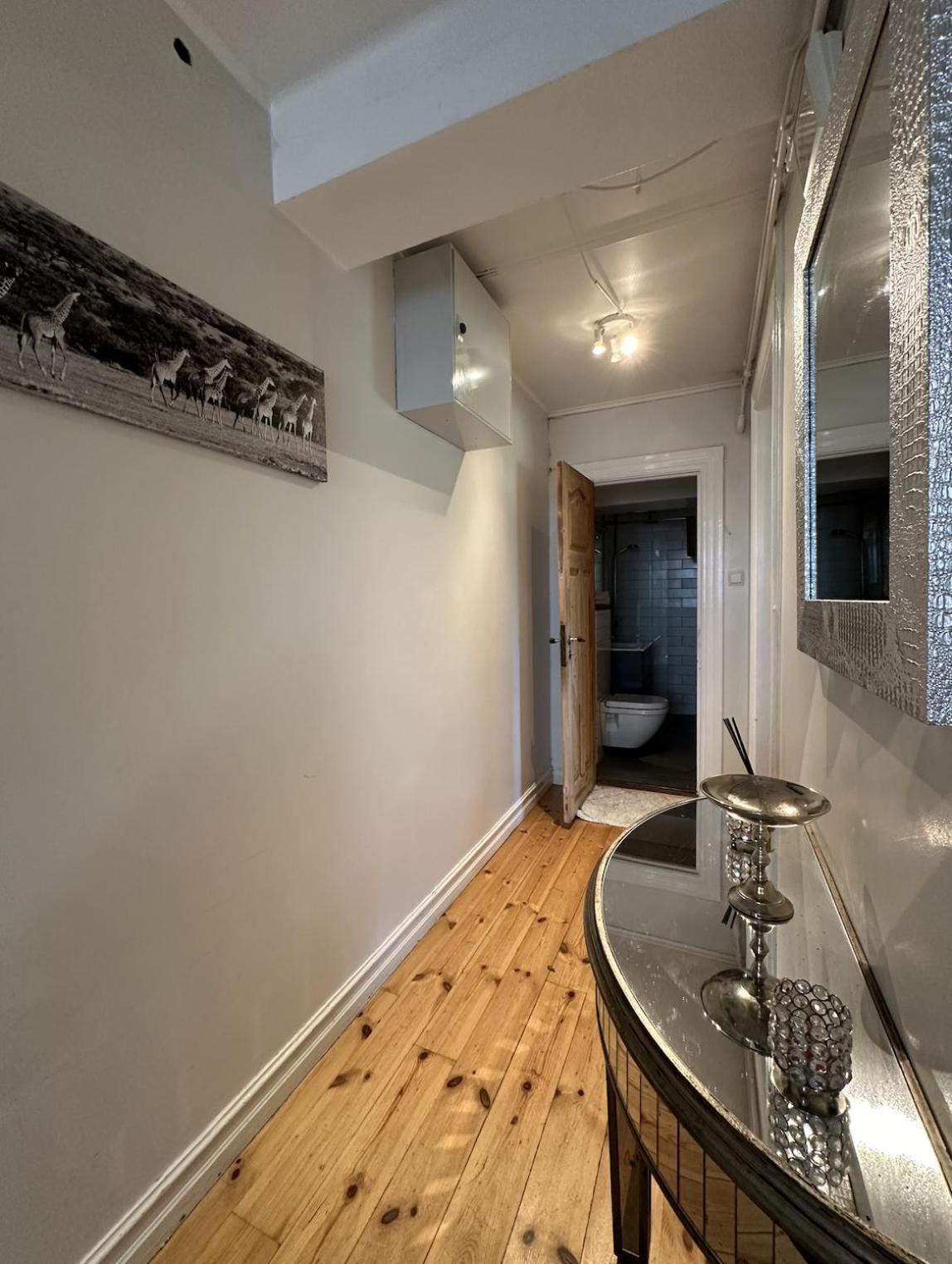 Lejlighed Urban Escape 2-bedroom Haven With Private Entrance