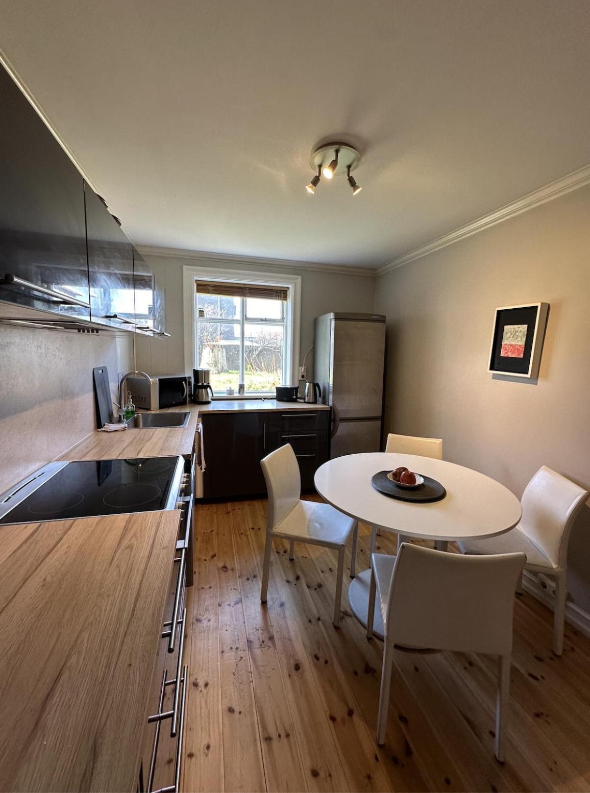 Lejlighed Urban Escape 2-bedroom Haven With Private Entrance